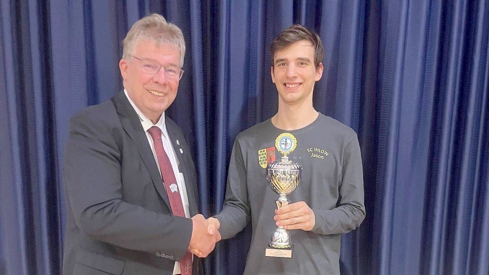 Präsident Gerfried Meyer (links) gratuliert Jason Saathoff aus Ihlow zum Sieg in der Kategorie Junge Leute. Foto: privat