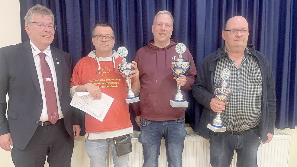 Christoph Deppe (von links), Sieger Jan Wittenberger sowie Hans-Jürgen van Hammel freuen sich über ihre Pokale. Foto: privat