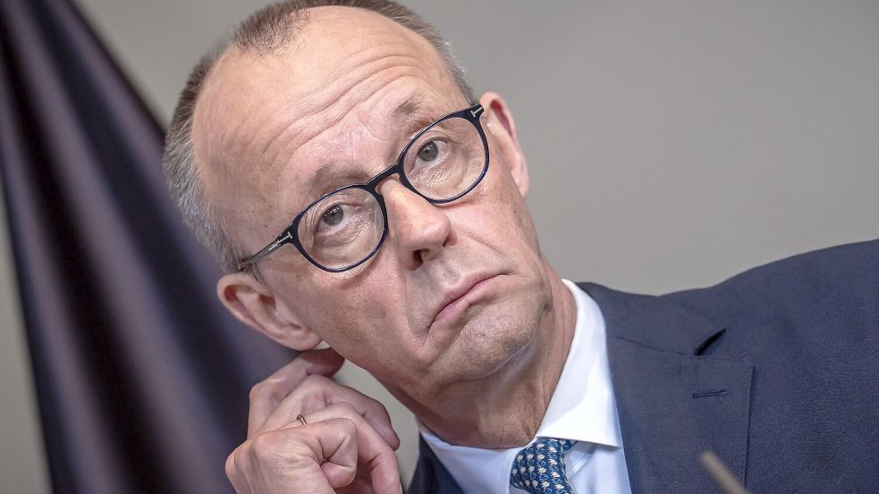 Klare Worte, keinen diplomatischen Floskeln: Kanzler Friedrich Merz (CDU) äußert sich bei einem Treffen mit seinem niederländischen Amtskollegen zu den Forderungen von US-Präsident Donald Trump nach Nato-Unterstützung zur Sicherung der Schifffahrt durch die Straße von Hormus. Foto: Michael Kappeler/dpa