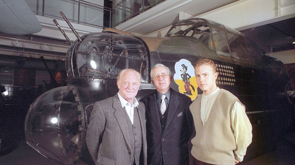 Der britische Spionagethriller-Autor Len Deighton (Mitte) ist im Alter von 97 Jahren gestorben. (Archivbild) Foto: Sean Dempsey