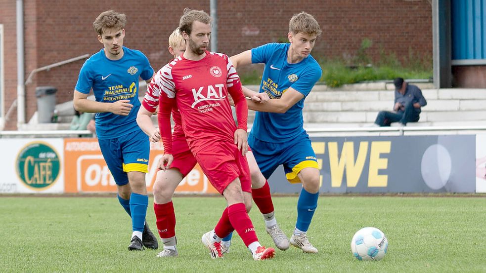 Germania Wiesmoor (Mitte René Otto) erwartet am Mittwoch Germania Leer zum Rückspiel. Foto: Heiner Lohmann