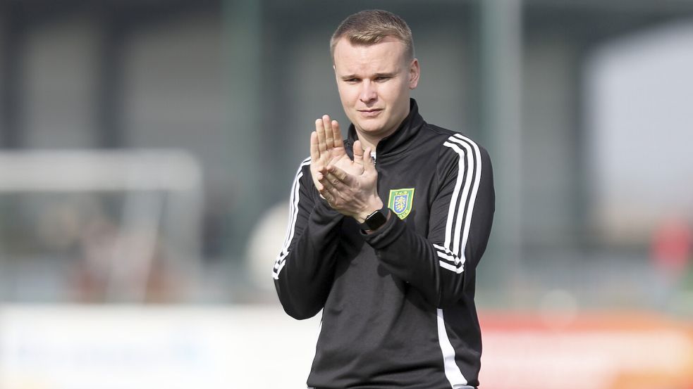 Jonas Petersen übernahm als 26-Jähriger im Sommer 2023 das Traineramt in Pewsum. Foto: Jens Doden, Emden