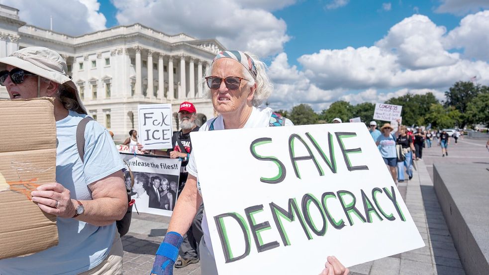 Die Demokratie ist laut einem neuen Bericht in vielen Ländern auf dem Rückzug - etwa in den USA. (Archivbild) Foto: J. Scott Applewhite/AP/dpa