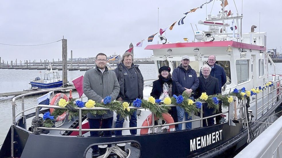 Freuen sich auf den Einsatz der MS „Memmert“ (von links): Julian Nörder (Projektingenieur), Jan Heinks (Maschinist), Taufpatin Cornelia Scupin, Kapitän Jeffrey Rieken, Werft-Geschäftsführer Hermann Bartel und Holger Dirks (Projektingenieur). Foto: Melanie Hanz