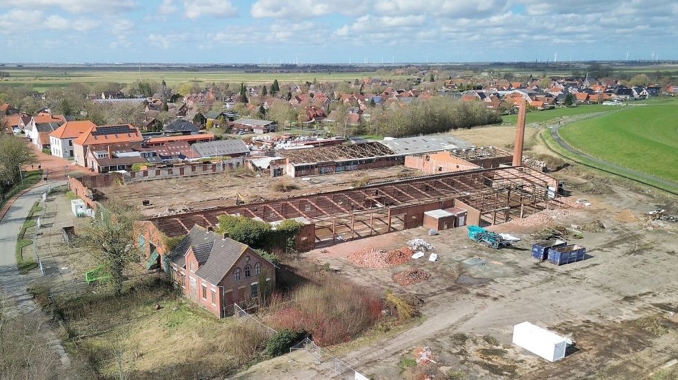 Der Abriss der ehemaligen Ziegelei Reins in Jemgum hat begonnen. Foto: Gemeinde Jemgum