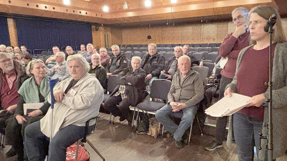 Die Vorsitzende der Bürgerinitiative gegen den Bahn-Ausbau, Anja Stresow, stellte dem Landrat Fragen.Foto: Aiko Recke