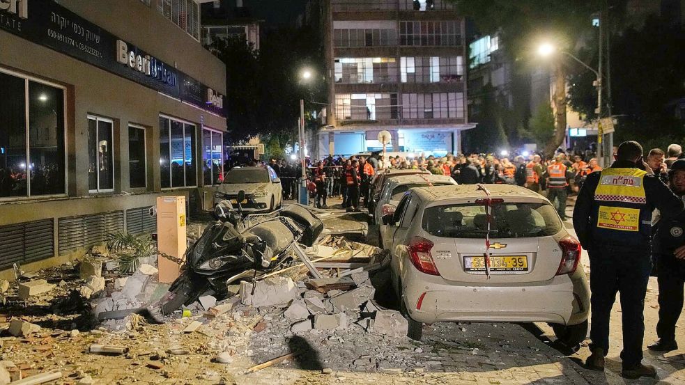 Zwei Menschen werden beim Einschlag einer Rakete in Ramat Gan getötet. Foto: Ohad Zwigenberg/AP/dpa