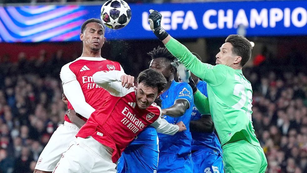 Janis Blaswich hielt Bayer Leverkusen mit seinen Paraden gegen Arsenal lange im Spiel. Foto: Bradley Collyer