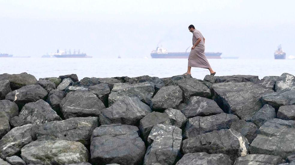 Weil die Straße von Hormus infolge des Iran-Kriegs praktisch gesperrt ist, ist der Schiffsverkehr zum Erliegen gekommen. (Archivbild) Foto: Altaf Qadri/AP/dpa