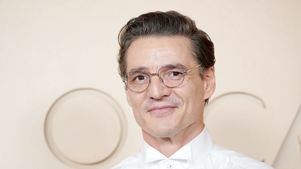 Für manche ohne Bart kaum zu erkennen: Pedro Pascal bei der Oscar-Verleihung 2026. (Archivbild) Foto: Jordan Strauss/Invision/AP/dpa