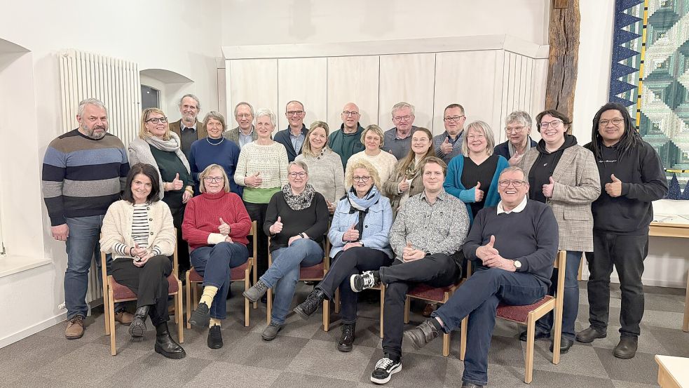 Die Vorstandsmitglieder des neuen Gemeindeverbandes wählten Gerhard Oldemeinen aus Marcardsmoor (rechts, sitzend) zum Vorsitzenden. Sein Stellvertreter ist Pastor Tom Betten aus Spetzerfehn (zweiter von rechts, sitzend). Foto: privat