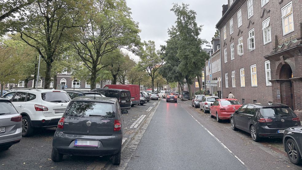 Vor der Tür war das Parken für Mitarbeitende des Finanzamts (rechts) bisher kostenlos. Damit ist bald Schluss. Foto: Stephanie Schuurman/Archiv