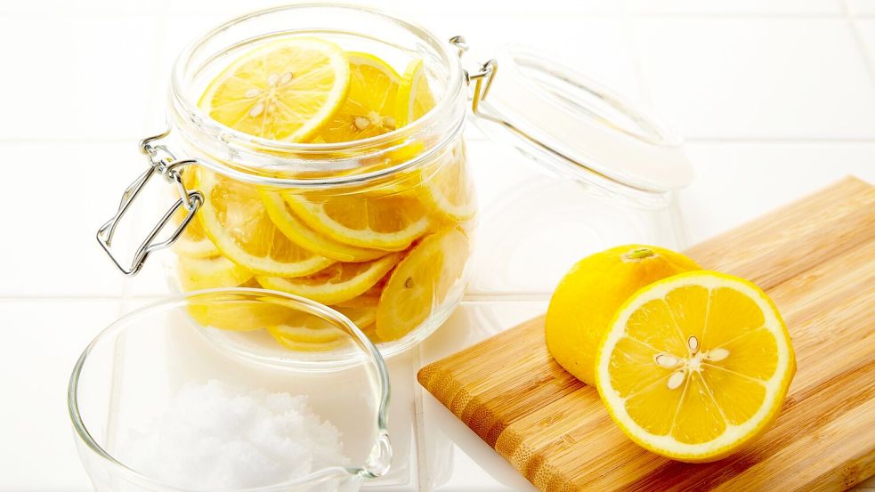 Schnell angesetzt, vielfältig verwendbar. Die schnellen Salzzitronen peppen eine Vielzahl an Gerichten auf. Foto: AdobeStock