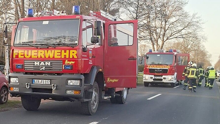 Die Feuerwehr sicherte am Sonntag die Einsatzstelle in Idafehn ab. Ein Mercedes-Fahrer hielt sich jedoch nicht daran und fuhr in die Einsatzstelle hinein. Foto: Marcel Schwarte/Feuerwehr Ostrhauderfehn