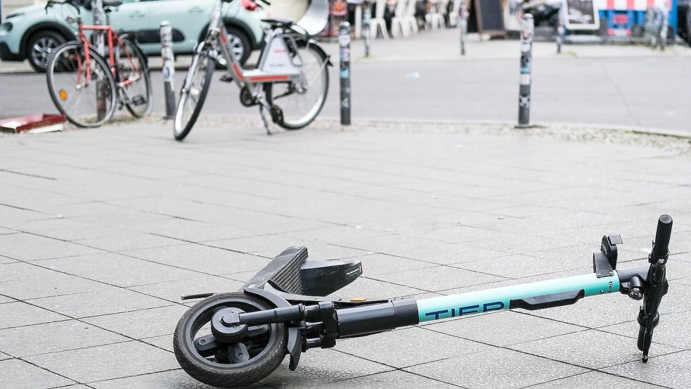 Durch die Einführung der Halterhaftung sollen die Flottenbetreiber von Elektrokleinstfahrzeugen zur Kasse geben werden, wenn Unfallkosten entstehen. (Symbolbild) Foto: Jens Kalaene