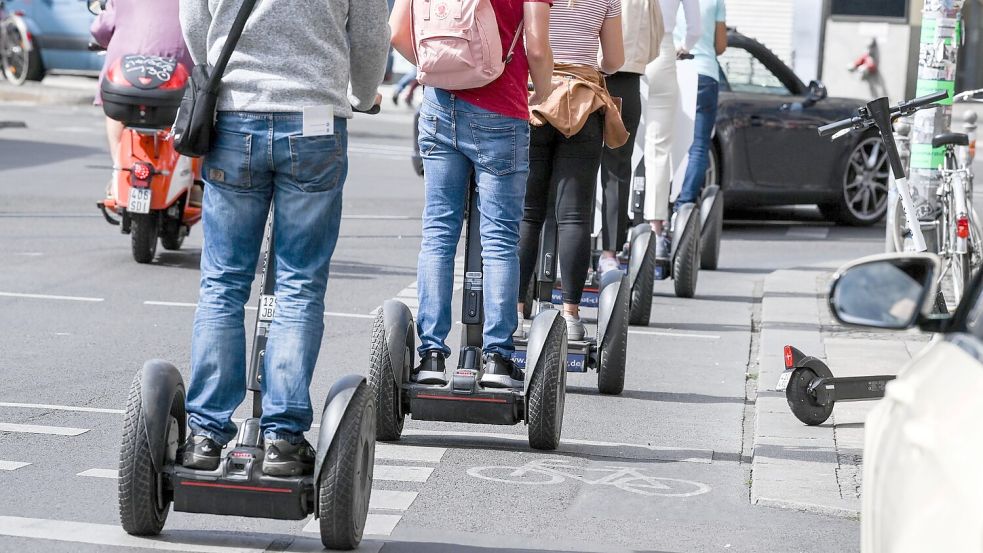 Die geplante Reform soll sich auch auf Elektrokleinstfahrzeuge erstrecken, auf denen man balanciert. (Symbolbild) Foto: Jens Kalaene