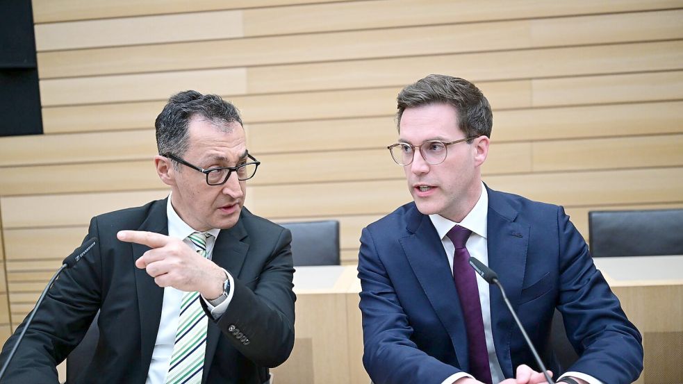 Treffen sich Grünen-Frontmann Cem Özdemir und CDU-Chef Manuel Hagel bald in offiziellen Gesprächen über eine Zusammenarbeit wieder? (Archivbild) Foto: Bernd Weißbrod