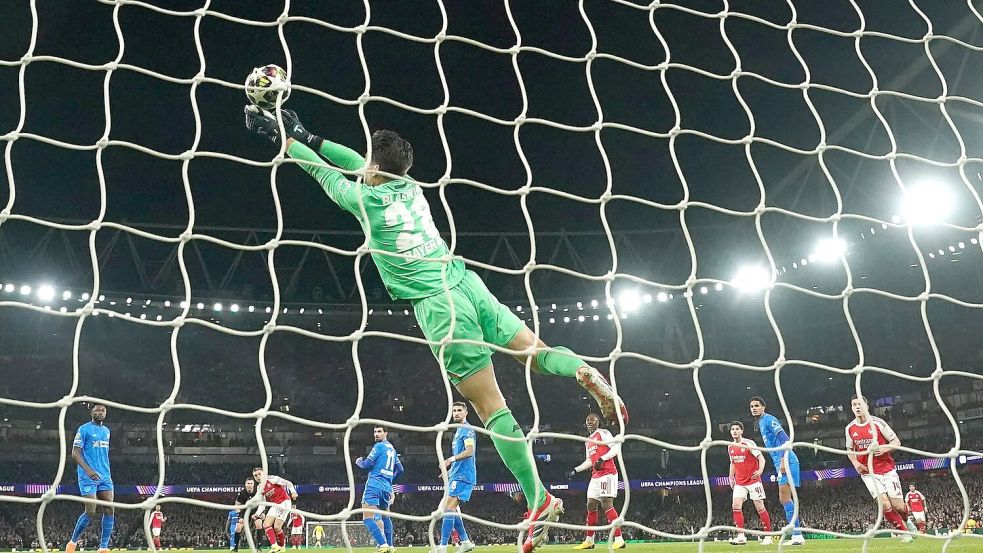 Mit seinen Paraden hielt Torhüter Janis Blaswich Leverkusen lange im Spiel. Foto: Bradley Collyer