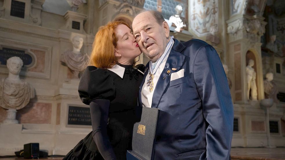 Siegel und seine Frau Laura bei einer Ordensverleihung. (Archivfoto) Foto: Peter Kneffel/dpa