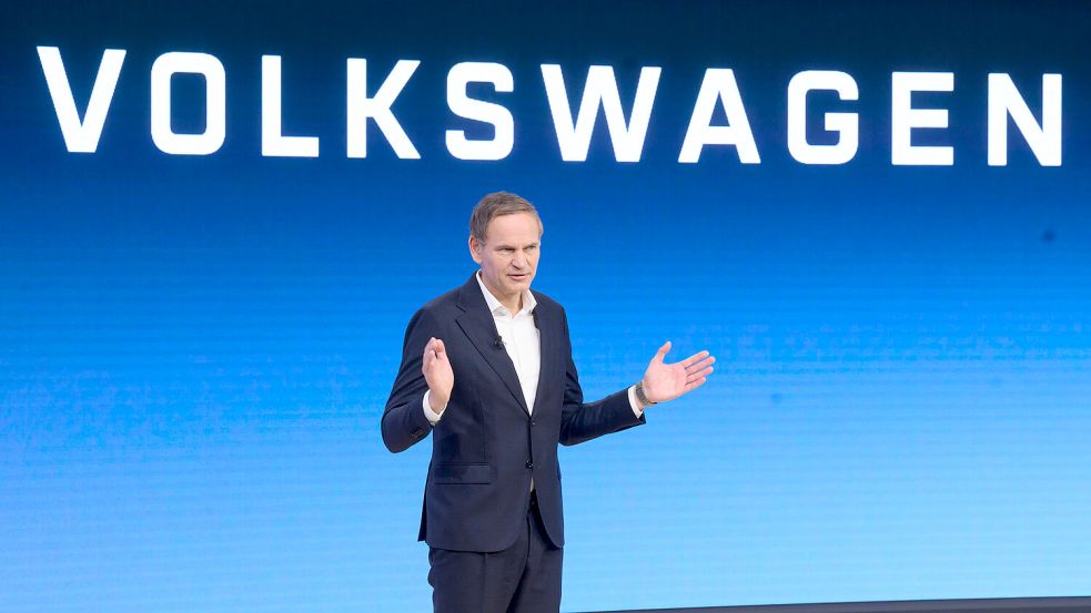 Oliver Blume, Vorstandsvorsitzender der Volkswagen AG, spricht am 10. März dieses Jahres bei der Jahrespressekonferenz der Volkswagen Group in der Autostadt. Jetzt, eine Woche danach, hat er sich auch zu VW Emden geäußert. Foto: Julian Stratenschulte/dpa