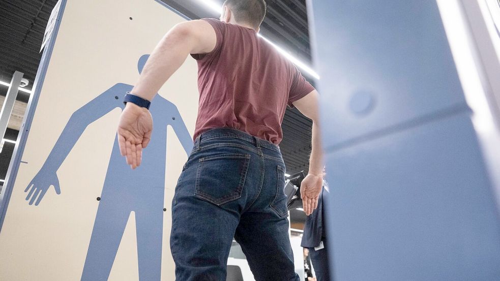 Der Wandel hin zu mehr High Tech bei der Sicherheitskontrolle am Flughafen sei alternativlos, heißt es vom Verband der Luftsicherheitsunternehmen. (Symbolbild) Foto: Marijan Murat