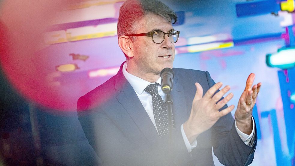 Wolfram Weimer (parteilos), Staatsminister für Kultur und Medien, hat drei linke Buchläden wegen Verfassungsschutz-Erkenntnissen von einer Preisliste gestrichen. Foto: dpa/Fabian Sommer