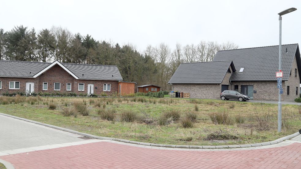 Auf den von der Gemeinde Saterland erworbenen Baugrundstücken können sich in Zukunft potenzielle Häuslebauer Zeit lassen. Die Frist zur Bebauung wurde vom Rat von 24 auf 60 Monate verlängert. Foto: Hans Passmann