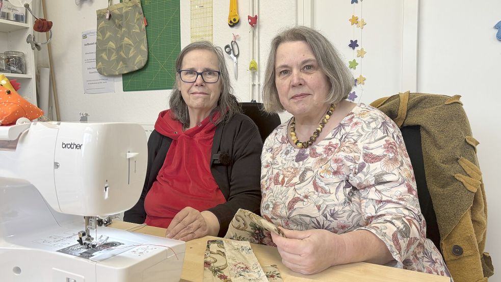 Rosita Bilus (links) und Petra Hanke dort, wo sie am liebsten sind: an der Nähmaschine. Foto: Romy Jochens