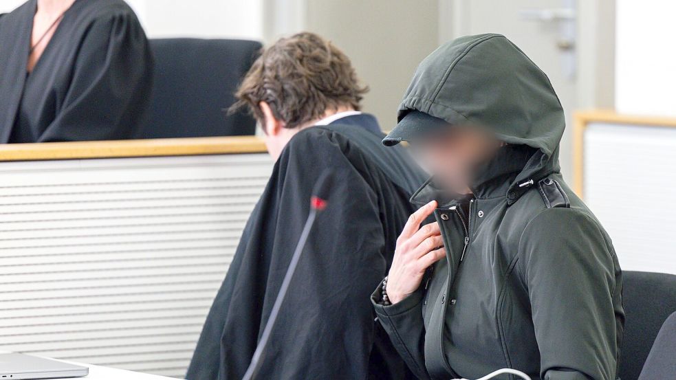 Eine Lehrerin aus Niedersachsen wurde unter anderem wegen Kindesmissbrauchs zu einem Jahr und sechs Monaten auf Bewährung verurteilt. (Archivbild) Foto: Michael Matthey/dpa