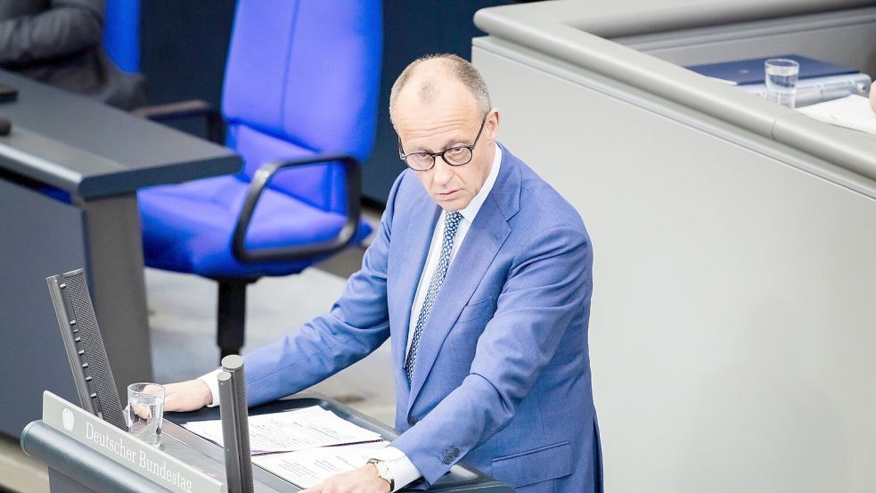 Der Kanzler weicht bei seinem Nein zum Iran-Krieg auch im Bundestag kein Stück zurück. Foto: Christoph Soeder/dpa