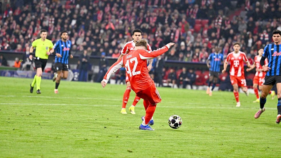 Lennart Karl erzielt mit seinem starken linken Fuß das 3:0. Foto: Tom Weller
