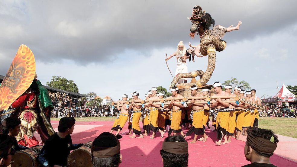 Die kunstvoll gestalteten Skulpturen, Ogoh-Ogoh genannt, stehen für böse Geister – und werden in einem symbolischen Akt der Reinigung verbrannt. Foto: Firdia Lisnawati/AP/dpa