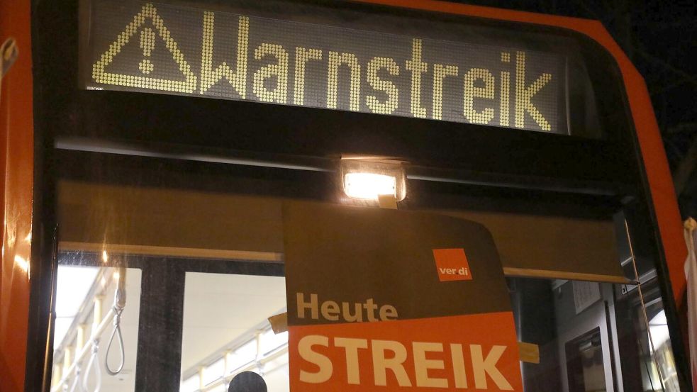 „Warnstreik“ steht auf der Anzeige einer Stadtbahn in Köln. Foto: Sascha Thelen