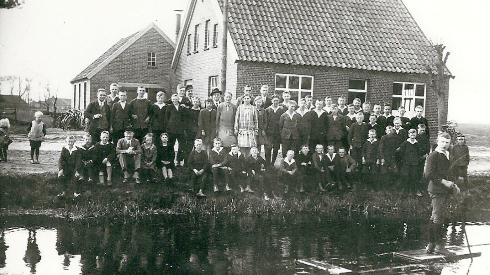 Die ersten Jahrgänge versammelten sich vor 100 Jahren an der Hauptwieke in Spetzerfehn. Foto: Archiv Trauernicht