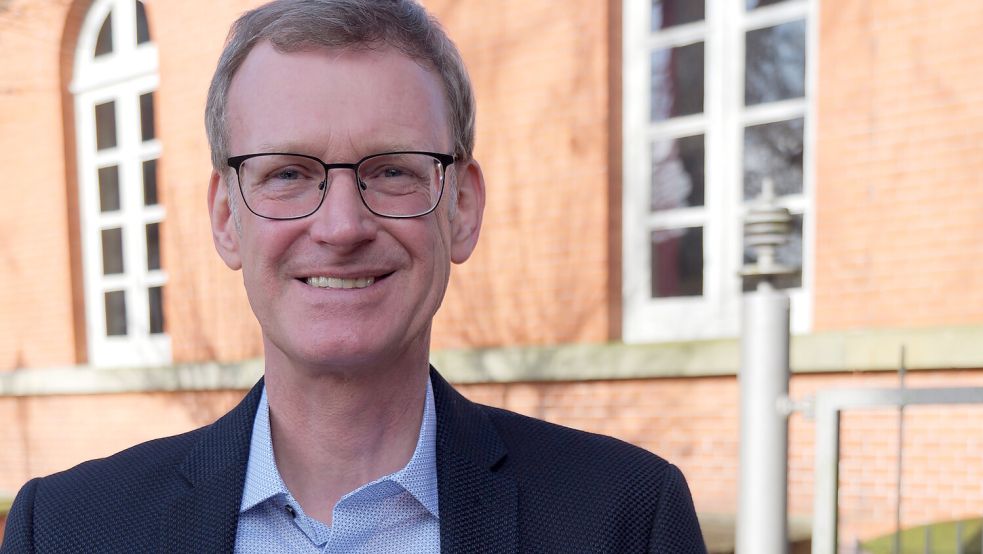Geschichtslehrer Marten Hagen aus Papenburg hat die Briefe als Buch herausgebracht. Foto: Werner Jürgens