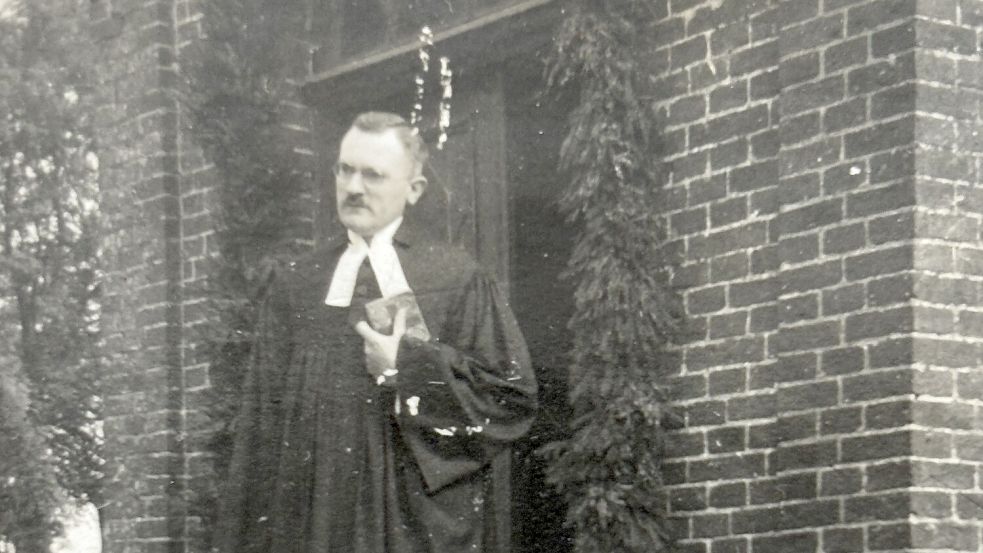 Pastor Friedrich Ohlmer vor dem Eingang der Kirche in Weene. Foto: Archiv Marten Hagen