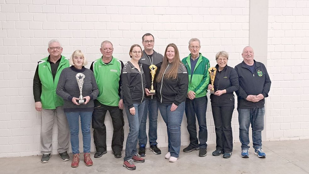 In der Mannschaftswertung vorne (von links): Hans-Jürgen Graczyk, Herma van Hoorn und Karlheinz van Hoorn (Völlenerfehn), Nadine Lottmann, Ronny Feddermann und Bianka Behr (Blomberg) sowie Paul von Häfen, Claudia Nickisch und Engelhard Ostendörp (Hinte). Foto: privat