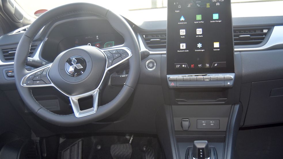 Der Hochkant-Touchscreen in der Mittelkonsole ist gut ablesbar und positioniert. Foto: Prins