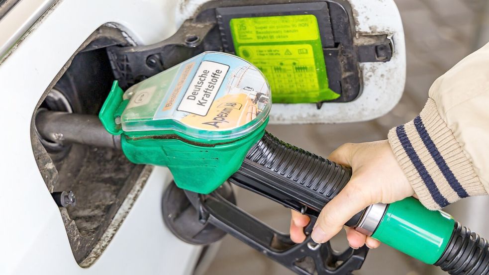 Tanken in Polen ist deutlich günstiger als in Deutschland. (Archivbild) Foto: Frank Hammerschmidt