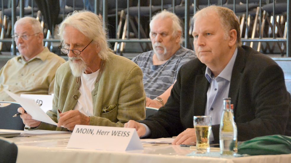 Heinrich Ubben (rechts vorne) und Edgar Weiss (links vorne) bilden die Fraktion „Moin Herr Weiss“ im Kreistag. Foto: Aiko Recke
