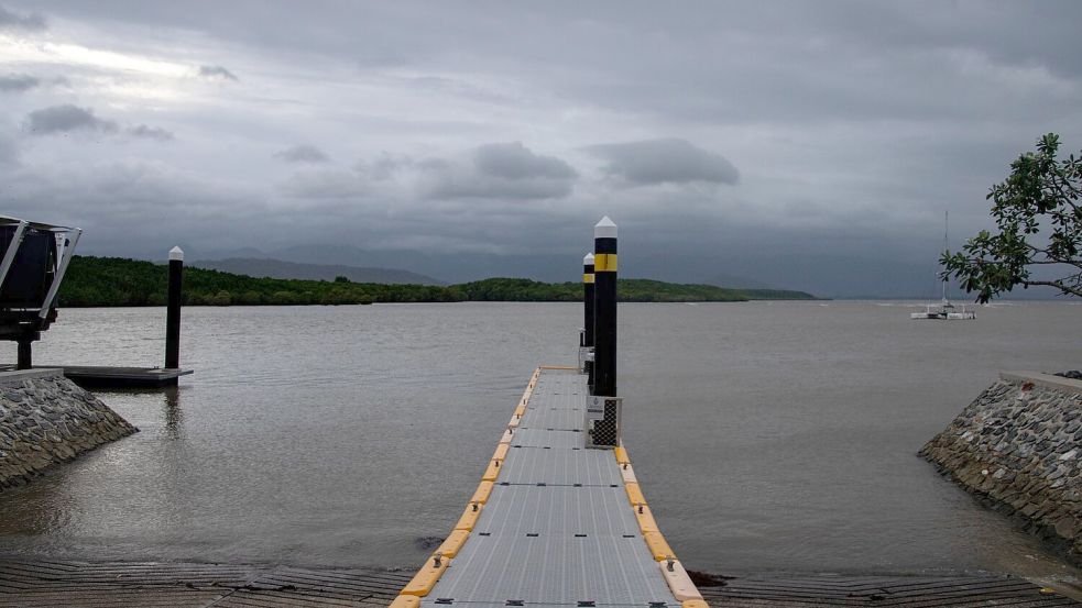 Noch ist die See ruhig, aber die Sturmwolken ziehen auf: Die Behörden warnen vor Böen von mehr als 250 Kilometern pro Stunde durch den Zyklon „Narelle“. Foto: Brian Cassey