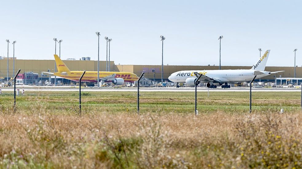 Brandsätze in Paketen, die in Europa aufgegeben wurden, ließen bei den Sicherheitsbehörden die Alarmglocken schrillen. (Symbolbild) Foto: Heiko Rebsch/dpa