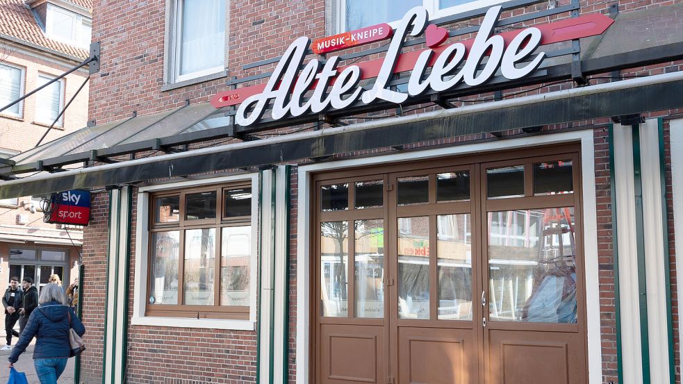 Das neue Namensschild hängt: Die „Alte Liebe“ soll noch im März eröffnen. Foto: Klaus Ortgies