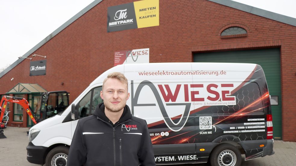 Elektrotechniker-Meister Jannik Wiese ist ein Fachmann für alle Elektroarbeiten. Er lädt am Sonnabend ein, sich bei Bier und Bratwurst über seine Dienstleistungen zu informieren.