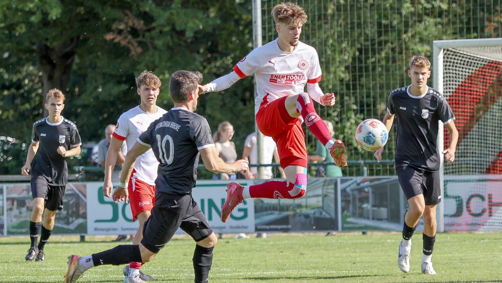 Das Hinspiel gewann der SV Großefehn (am Ball Ben Smidt) deutlich mit 4:0 gegen Concordia Ihrhove. Foto: Vortanz