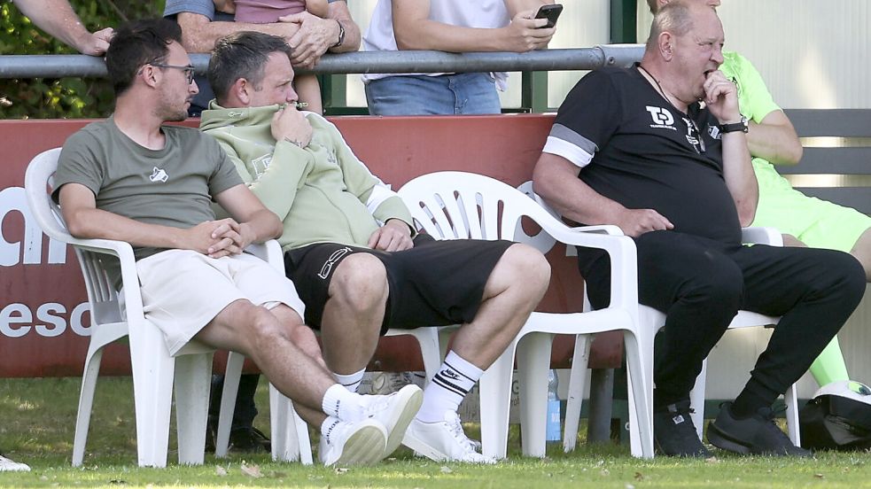 Firrels Trainer Bernd Grotlüschen (Mitte) wird am Freitag erstmals in diesem Jahr wieder an der Firreler Seitenlinie Platz nehmen. Co-Trainer Julian Bennert (links) wird auf dem Spielfeld erwartet. Foto: Jens Doden, Emden