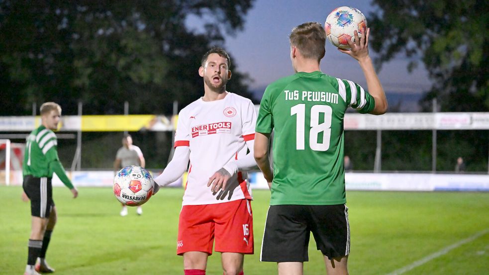 Der SV Großefehn (links Jürgen Zimmermann jr.) gastiert am 11. April zum Bezirksliga-Spitzenspiel beim Tabellenführer TuS Pewsum (rechts Siebo Lübbers). Foto: Doden, Blomberg