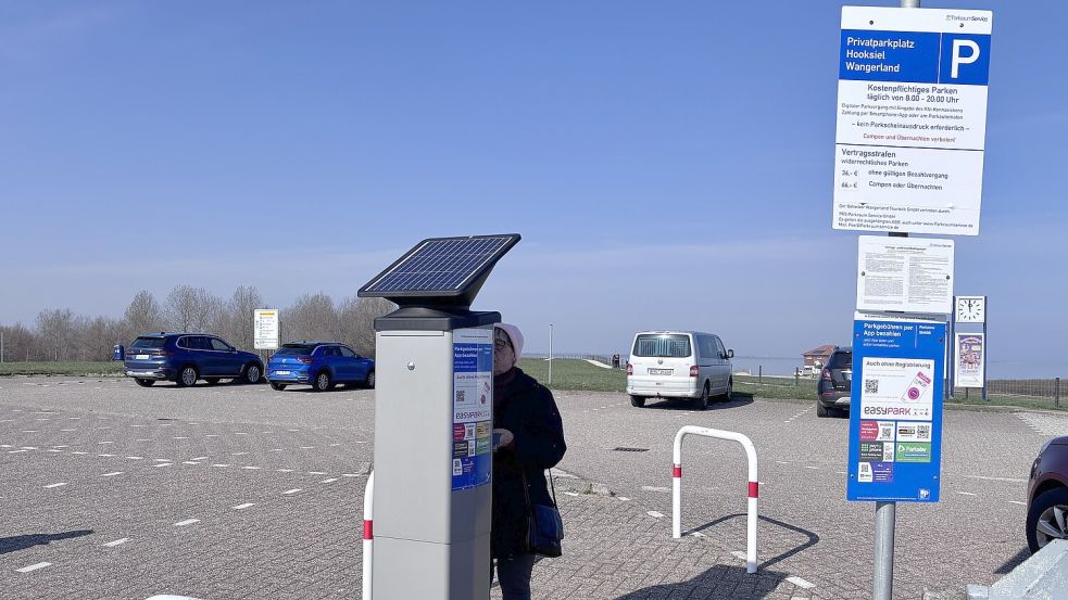 Wer im Wangerland an den Strand will, muss für sein Auto Parkgebühren zahlen: Pro angefangene halbe Stunde fällt ein Euro an, die Tageskarte kostet 8 Euro. Foto: Melanie Hanz