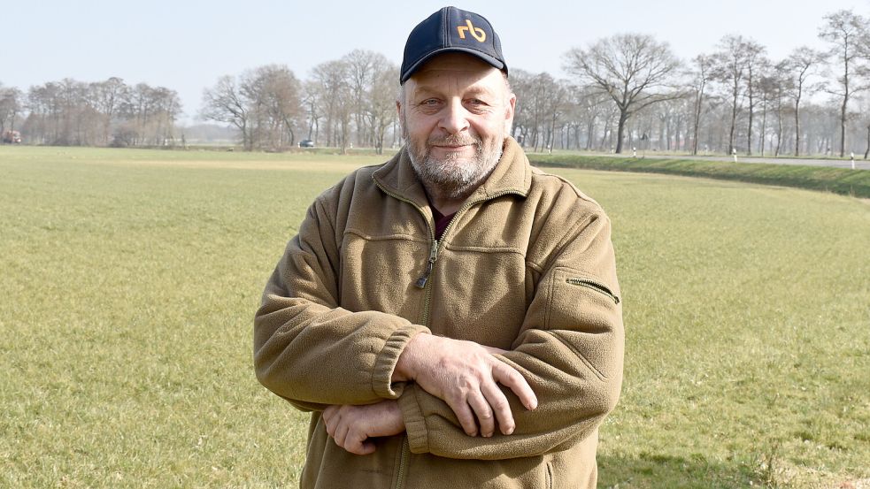 Landwirt Gerald Meyer steht auf seiner Fläche in Holte, die das Land Niedersachsen benötigt, um den Radweg zwischen Holte, Potshausen und Stickhausen zu bauen. Fotos: Henrik Zein