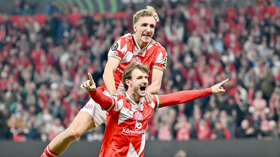Stefan Posch (unten) sorgte für das umjubelte 1:0 für Mainz. Foto: Torsten Silz